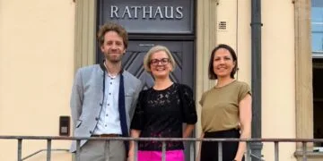 Gabriele Kepic bleibt Referentin für Bildung, Schulen und Sport in Bamberg 13 Oberbürgermeister Sebastian M. Niedermaier freut
sich, dass das Thema Schulen und Bildung bei Referentin Gabriele
Kepic (Mitte) und Amtsleiterin Marianna Heusinger weiterhin in guten
Händen ist. Quelle: Stadt Bamberg, Pedro Ivo Carvalho