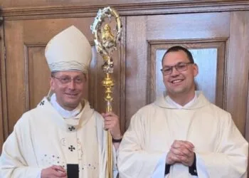 Erzbischof Gössl weiht Daniel Hartmann zum Priester 13 Erzbischof Gössl weihte Daniel Hartmann im Bamberger Dom zum Priester.
© Heinrichsblatt/Andreas Kuschbert