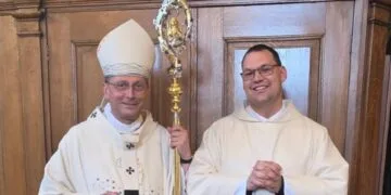 Erzbischof Gössl weiht Daniel Hartmann zum Priester 12 Erzbischof Gössl weihte Daniel Hartmann im Bamberger Dom zum Priester.
© Heinrichsblatt/Andreas Kuschbert