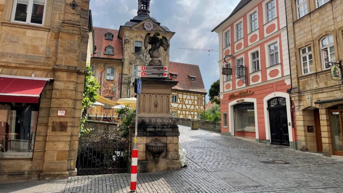 Der Trinkbrunnen in der Nähe des Alten Rathauses in Bamberg ist kaum als solcher zu erkennen. Quelle: Philipp Sprengholz/Universität Bamberg