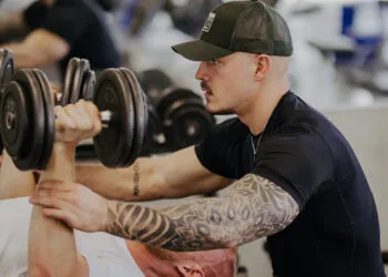 Fitnesscoach Yannick Reinlein beim Personal Training im Fitnessstudio.