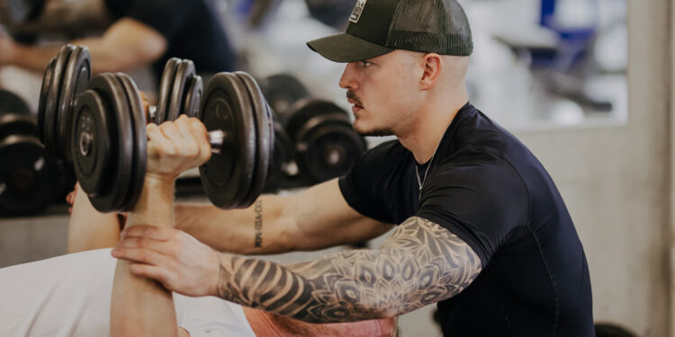Fitnesscoach Yannick Reinlein beim Personal Training im Fitnessstudio.