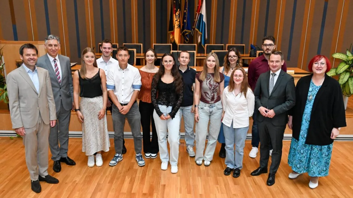 Zehn Bamberger Berufsschüler mit Staatspreis ausgezeichnet 10 Landrat Johannes Maciejonczyk zeichnet mit den Leitern der drei Berufsschulen, Oberstudiendirektor Christian Neubauer, Oberstudiendirektorin Ruth Bankmann und Oberstudiendirektor Pankratz Männlein zehn Berufsschülerinnen und -schüler mit Staatspreisen aus.
(Quelle: Landratsamt Bamberg, Ronald Rinklef)