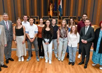 Zehn Bamberger Berufsschüler mit Staatspreis ausgezeichnet 10 Landrat Johannes Maciejonczyk zeichnet mit den Leitern der drei Berufsschulen, Oberstudiendirektor Christian Neubauer, Oberstudiendirektorin Ruth Bankmann und Oberstudiendirektor Pankratz Männlein zehn Berufsschülerinnen und -schüler mit Staatspreisen aus.
(Quelle: Landratsamt Bamberg, Ronald Rinklef)
