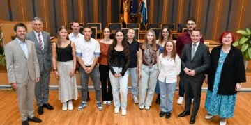 Zehn Bamberger Berufsschüler mit Staatspreis ausgezeichnet 12 Landrat Johannes Maciejonczyk zeichnet mit den Leitern der drei Berufsschulen, Oberstudiendirektor Christian Neubauer, Oberstudiendirektorin Ruth Bankmann und Oberstudiendirektor Pankratz Männlein zehn Berufsschülerinnen und -schüler mit Staatspreisen aus.
(Quelle: Landratsamt Bamberg, Ronald Rinklef)
