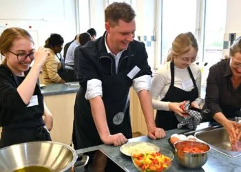 „GartenKost“: Bamberger Schüler kochen, gestalten und begeistern 14 Alle waren mit Spaß bei der Sache. Rechts im Bild ist die
Initiatorin, Judith Sander, Fachlehrerin Ernährung und Soziales, zu
sehen. Quelle: Stadt Bamberg, Anna Lienhardt