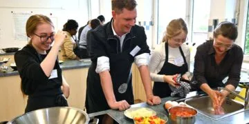 „GartenKost“: Bamberger Schüler kochen, gestalten und begeistern 12 Alle waren mit Spaß bei der Sache. Rechts im Bild ist die
Initiatorin, Judith Sander, Fachlehrerin Ernährung und Soziales, zu
sehen. Quelle: Stadt Bamberg, Anna Lienhardt
