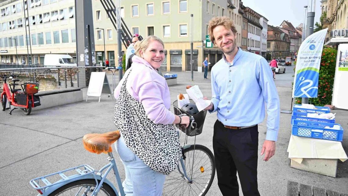 Oberbürgermeister Sebastian M. Niedermaier
verteilte mit den Mitarbeiter:innen der Verkehrsplanung der Stadt
Bamberg bei der Danke-Aktion des STADTRADELN 2026 auf der
Kettenbrücke Hörnchen & Co. an alle Radlerinnen und Radler. Quelle:  Stadt Bamberg, Sebastian Martin