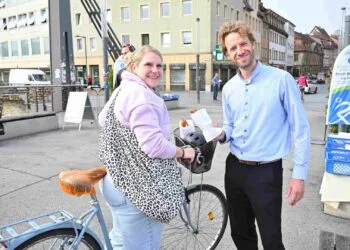 STADTRADELN in Bamberg: Mehr als 3.300 Teilnehmer treten kräftig in die Pedale 15 Oberbürgermeister Sebastian M. Niedermaier
verteilte mit den Mitarbeiter:innen der Verkehrsplanung der Stadt
Bamberg bei der Danke-Aktion des STADTRADELN 2026 auf der
Kettenbrücke Hörnchen & Co. an alle Radlerinnen und Radler. Quelle: Stadt Bamberg, Sebastian Martin