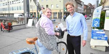 STADTRADELN in Bamberg: Mehr als 3.300 Teilnehmer treten kräftig in die Pedale 13 Oberbürgermeister Sebastian M. Niedermaier
verteilte mit den Mitarbeiter:innen der Verkehrsplanung der Stadt
Bamberg bei der Danke-Aktion des STADTRADELN 2026 auf der
Kettenbrücke Hörnchen & Co. an alle Radlerinnen und Radler. Quelle: Stadt Bamberg, Sebastian Martin