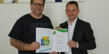 Kemmern: Thomas Ochs für Umweltengagement ausgezeichnet 12 Landrat Johannes Maciejonczyk überreicht die Urkunde zum „Umweltpakt Bayern“ an Gitarrenbaumeister Thomas Ochs. (Quelle: Landratsamt Bamberg)