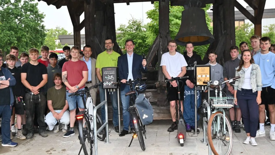 Gemeinsam mit Schülerinnen und Schülern sowie den
Projektverantwortlichen nahm Bürgermeister und
Umweltreferent Jonas Glüsenkamp den neuen Bike-PV-Port
am Staatlichen Beruflichen Schulzentrum Bamberg offiziell in
Betrieb. Die autarke E-Bike-Ladestation erzeugt ihren Strom
vollständig über eine Photovoltaikanlage und wurde im
Rahmen des Förderprogramms „MitMachKlima“ als
Beteiligungsprojekt realisiert. Quelle: Annika Hoffmann, Stadt Bamberg
