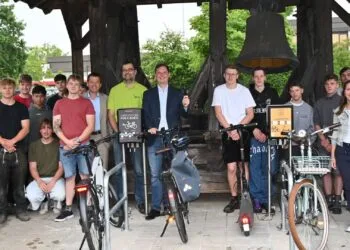 Bike-PV-Port am Beruflichen Schulzentrum Bamberg eingeweiht 10 Gemeinsam mit Schülerinnen und Schülern sowie den
Projektverantwortlichen nahm Bürgermeister und
Umweltreferent Jonas Glüsenkamp den neuen Bike-PV-Port
am Staatlichen Beruflichen Schulzentrum Bamberg offiziell in
Betrieb. Die autarke E-Bike-Ladestation erzeugt ihren Strom
vollständig über eine Photovoltaikanlage und wurde im
Rahmen des Förderprogramms „MitMachKlima“ als
Beteiligungsprojekt realisiert. Quelle: Annika Hoffmann, Stadt Bamberg