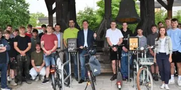 Bike-PV-Port am Beruflichen Schulzentrum Bamberg eingeweiht 15 Gemeinsam mit Schülerinnen und Schülern sowie den
Projektverantwortlichen nahm Bürgermeister und
Umweltreferent Jonas Glüsenkamp den neuen Bike-PV-Port
am Staatlichen Beruflichen Schulzentrum Bamberg offiziell in
Betrieb. Die autarke E-Bike-Ladestation erzeugt ihren Strom
vollständig über eine Photovoltaikanlage und wurde im
Rahmen des Förderprogramms „MitMachKlima“ als
Beteiligungsprojekt realisiert. Quelle: Annika Hoffmann, Stadt Bamberg