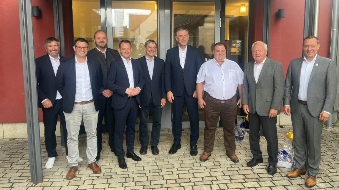 Johannes Maciejonczyk übernimmt Vorsitz des Zweckverbands Tierkörperbeseitigung Nordbayern 10 (v. l.) Mike Dechant (stellv. Geschäftsführer TBN), Steffen Nickel (Geschäftsführer TBN), Landrat Andreas Meier (weiterer stellv. Verbandsvorsitzender, Landkreis Neustadt a. d. Waldnaab), Landrat Johannes Maciejonczyk (Verbandsvorsitzender, Landkreis Bamberg), stellv. Landrat a. D. Gerhard Wunder (ehem. Verbandsrat, Landkreis Kronach), Günther Felßner (ehem. Verbandrat, Landkreis Nürnberger Land), Markus Übelmesser (ehem. Verbandrat, Landkreis Tirschenreuth), stellv. Landrat a. D. Helmut Fischer (ehem. Verbandrat, Landkreis Lichtenfels), Landrat Armin Kroder (stellv. Verbandsvorsitzender, Landkreis Nürnberger Land) (Quelle: TBN/Jauch)