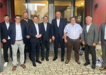 (v. l.) Mike Dechant (stellv. Geschäftsführer TBN), Steffen Nickel (Geschäftsführer TBN), Landrat Andreas Meier (weiterer stellv. Verbandsvorsitzender, Landkreis Neustadt a. d. Waldnaab), Landrat Johannes Maciejonczyk (Verbandsvorsitzender, Landkreis Bamberg), stellv. Landrat a. D. Gerhard Wunder (ehem. Verbandsrat, Landkreis Kronach), Günther Felßner (ehem. Verbandrat, Landkreis Nürnberger Land), Markus Übelmesser (ehem. Verbandrat, Landkreis Tirschenreuth), stellv. Landrat a. D. Helmut Fischer (ehem. Verbandrat, Landkreis Lichtenfels), Landrat Armin Kroder (stellv. Verbandsvorsitzender, Landkreis Nürnberger Land) (Quelle: TBN/Jauch)
