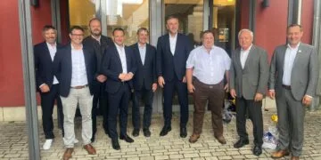 Johannes Maciejonczyk übernimmt Vorsitz des Zweckverbands Tierkörperbeseitigung Nordbayern 13 (v. l.) Mike Dechant (stellv. Geschäftsführer TBN), Steffen Nickel (Geschäftsführer TBN), Landrat Andreas Meier (weiterer stellv. Verbandsvorsitzender, Landkreis Neustadt a. d. Waldnaab), Landrat Johannes Maciejonczyk (Verbandsvorsitzender, Landkreis Bamberg), stellv. Landrat a. D. Gerhard Wunder (ehem. Verbandsrat, Landkreis Kronach), Günther Felßner (ehem. Verbandrat, Landkreis Nürnberger Land), Markus Übelmesser (ehem. Verbandrat, Landkreis Tirschenreuth), stellv. Landrat a. D. Helmut Fischer (ehem. Verbandrat, Landkreis Lichtenfels), Landrat Armin Kroder (stellv. Verbandsvorsitzender, Landkreis Nürnberger Land) (Quelle: TBN/Jauch)