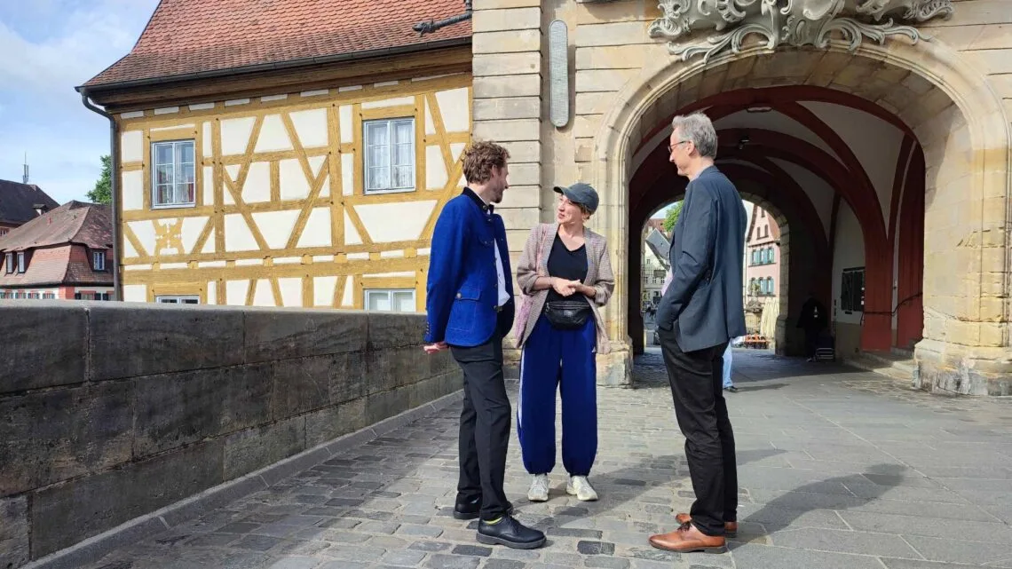 Stadtspaziergang mit OB Niedermaier: Tourismus als wichtiger Wirtschaftsfaktor 10 Oberbürgermeister Sebastian M. Niedermaier
(links) im Gespräch mit Aline Joers vom TiG (Theater im
Gärtnerviertel) und Tourismusdirektor Michael Heger. Quelle: TKS, Bamberg