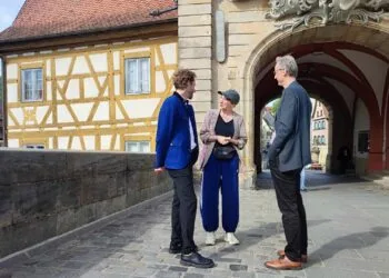 Stadtspaziergang mit OB Niedermaier: Tourismus als wichtiger Wirtschaftsfaktor 19 Oberbürgermeister Sebastian M. Niedermaier
(links) im Gespräch mit Aline Joers vom TiG (Theater im
Gärtnerviertel) und Tourismusdirektor Michael Heger. Quelle: TKS, Bamberg