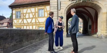 Stadtspaziergang mit OB Niedermaier: Tourismus als wichtiger Wirtschaftsfaktor 14 Oberbürgermeister Sebastian M. Niedermaier
(links) im Gespräch mit Aline Joers vom TiG (Theater im
Gärtnerviertel) und Tourismusdirektor Michael Heger. Quelle: TKS, Bamberg