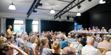 Große Beteiligung bei Bürgerversammlung in der Bamberger KUFA 12 Die erste Bürgerversammlung dieses Jahres fand
trotz Hitze großen Zuspruch. Quelle: Stadt Bamberg, Sonja Seufferth