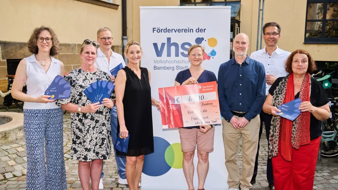 6.000 Euro für mehr Bildung und Teilhabe in Bamberg 10 Der Förderverein der Volkshochschule Bamberg
Stadt übergab der KulturTafel Bamberg Gutscheine im Wert von
6.000 Euro für Bildungsangebote der Volkshochschule. Mit der Spende
werden Menschen mit geringem Einkommen Weiterbildung und
gesellschaftliche Teilhabe ermöglicht. Auf dem Foto (v. l.):
Schriftführerin Andrea Grodel, VHS-Leiterin Dr. Anne Scherbaum, die
beiden stellvertretenden Vorsitzenden Prof. Dr. Georg Pistorius und
Marion Zachert, KulturTafel-Leiterin Susanne Kleist, Diakonie-
Bezirksstellenleiter Thilo Schmitt, Schatzmeister Thomas Schmidt und
Vorsitzende Ulrike Siebenhaar. Quelle: Stadtarchiv Bamberg, Jürgen Schraudner