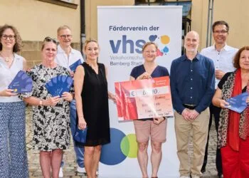 6.000 Euro für mehr Bildung und Teilhabe in Bamberg 19 Der Förderverein der Volkshochschule Bamberg
Stadt übergab der KulturTafel Bamberg Gutscheine im Wert von
6.000 Euro für Bildungsangebote der Volkshochschule. Mit der Spende
werden Menschen mit geringem Einkommen Weiterbildung und
gesellschaftliche Teilhabe ermöglicht. Auf dem Foto (v. l.):
Schriftführerin Andrea Grodel, VHS-Leiterin Dr. Anne Scherbaum, die
beiden stellvertretenden Vorsitzenden Prof. Dr. Georg Pistorius und
Marion Zachert, KulturTafel-Leiterin Susanne Kleist, Diakonie-
Bezirksstellenleiter Thilo Schmitt, Schatzmeister Thomas Schmidt und
Vorsitzende Ulrike Siebenhaar. Quelle: Stadtarchiv Bamberg, Jürgen Schraudner
