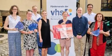 6.000 Euro für mehr Bildung und Teilhabe in Bamberg 13 Der Förderverein der Volkshochschule Bamberg
Stadt übergab der KulturTafel Bamberg Gutscheine im Wert von
6.000 Euro für Bildungsangebote der Volkshochschule. Mit der Spende
werden Menschen mit geringem Einkommen Weiterbildung und
gesellschaftliche Teilhabe ermöglicht. Auf dem Foto (v. l.):
Schriftführerin Andrea Grodel, VHS-Leiterin Dr. Anne Scherbaum, die
beiden stellvertretenden Vorsitzenden Prof. Dr. Georg Pistorius und
Marion Zachert, KulturTafel-Leiterin Susanne Kleist, Diakonie-
Bezirksstellenleiter Thilo Schmitt, Schatzmeister Thomas Schmidt und
Vorsitzende Ulrike Siebenhaar. Quelle: Stadtarchiv Bamberg, Jürgen Schraudner