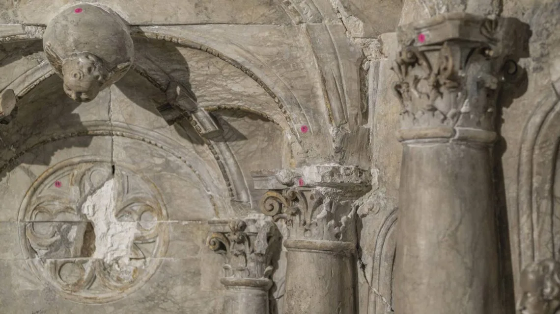 Die Epitaphe weisen diverse Fehlstellen und Risse auf, die nun
beseitigt werden. / Foto: Bürgerspitalstiftung Bamberg