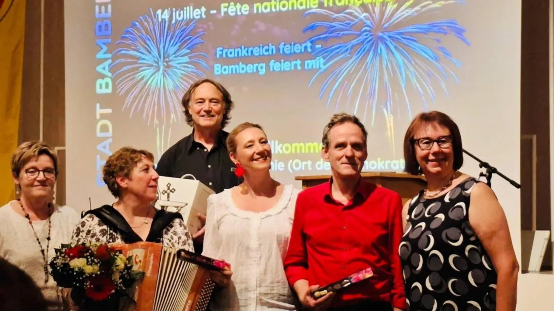 Freuen sich über eine gelungene Veranstaltung (v.l.): Michaela
Pöhlau (Vorsitzende Deutsch-Französische Gesellschaft Bamberg
e.V.), Akkordeonistin Sylvie Pullès, Bassist Jean Louis Fontana, Dritte
Bürgermeisterin Eva Jutzler, Martin Erzfeld (Leiter der städtischen
Musikschule) und Brigitte Riegelbauer (Bürgermeisteramt). Quelle: Stadt Bamberg