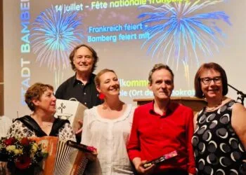 Bamberg feiert den französischen Nationalfeiertag mit Konzert 15 Freuen sich über eine gelungene Veranstaltung (v.l.): Michaela
Pöhlau (Vorsitzende Deutsch-Französische Gesellschaft Bamberg
e.V.), Akkordeonistin Sylvie Pullès, Bassist Jean Louis Fontana, Dritte
Bürgermeisterin Eva Jutzler, Martin Erzfeld (Leiter der städtischen
Musikschule) und Brigitte Riegelbauer (Bürgermeisteramt). Quelle: Stadt Bamberg