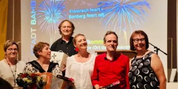 Bamberg feiert den französischen Nationalfeiertag mit Konzert 12 Freuen sich über eine gelungene Veranstaltung (v.l.): Michaela
Pöhlau (Vorsitzende Deutsch-Französische Gesellschaft Bamberg
e.V.), Akkordeonistin Sylvie Pullès, Bassist Jean Louis Fontana, Dritte
Bürgermeisterin Eva Jutzler, Martin Erzfeld (Leiter der städtischen
Musikschule) und Brigitte Riegelbauer (Bürgermeisteramt). Quelle: Stadt Bamberg