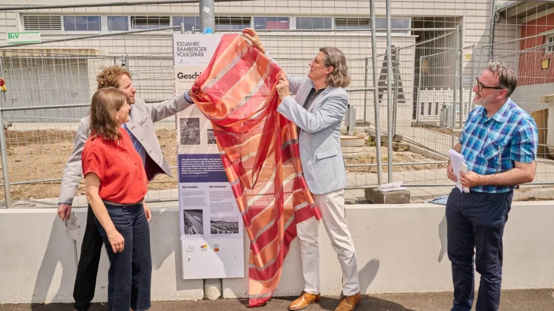 Volkspark Bamberg feiert 100. Geburtstag und blickt in die Zukunft 10 Die erste von sechs neuen Infostelen im Volkspark enthüllten (v.l.n.r.)
Baureferentin Annegret Michler, OB Sebastian M. Niedermaier,
Michael Mohnkorn (Regierung von Oberfranken) und Martin Lober
(Vorsitzender Schutzgemeinschaft Alt-Bamberg e.V). Quelle: Stadtarchiv Bamberg, Jürgen Schraudner