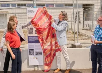Volkspark Bamberg feiert 100. Geburtstag und blickt in die Zukunft 18 Die erste von sechs neuen Infostelen im Volkspark enthüllten (v.l.n.r.)
Baureferentin Annegret Michler, OB Sebastian M. Niedermaier,
Michael Mohnkorn (Regierung von Oberfranken) und Martin Lober
(Vorsitzender Schutzgemeinschaft Alt-Bamberg e.V). Quelle: Stadtarchiv Bamberg, Jürgen Schraudner