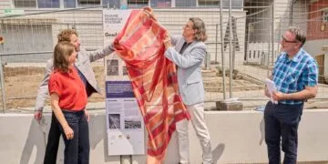 Volkspark Bamberg feiert 100. Geburtstag und blickt in die Zukunft 16 Die erste von sechs neuen Infostelen im Volkspark enthüllten (v.l.n.r.)
Baureferentin Annegret Michler, OB Sebastian M. Niedermaier,
Michael Mohnkorn (Regierung von Oberfranken) und Martin Lober
(Vorsitzender Schutzgemeinschaft Alt-Bamberg e.V). Quelle: Stadtarchiv Bamberg, Jürgen Schraudner