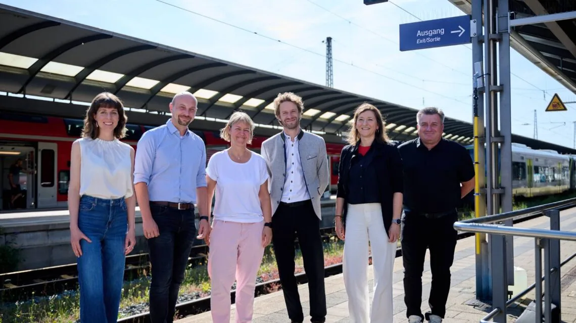 Bahnausbau in Bamberg: Grundlage für ICE-Halt und Wirtschaftsstandort 10 Trafen sich zum Austausch am Bamberger Bahnhof,
um das Projekt Bahnausbau in Bamberg voranzubringen (v.l.): Stella
Loth (Stakeholdermanagement VDE 8.1 Nürnberg – Bamberg), Nils
Pahl (Leiter Projekte VDE 8.1 Nürnberg – Bamberg), Nicole
Kumpfmüller-Böhm (Leiterin Großprojekt VDE 8.1 und Netz
Würzburg), Oberbürgermeister Sebastian M. Niedermaier,
Baureferentin Annegret Michler und Christian Treutwein (Stabstelle
Bahnausbau bei der Stadt Bamberg). Quelle: Stadt Bamberg, Sonja Seufferth