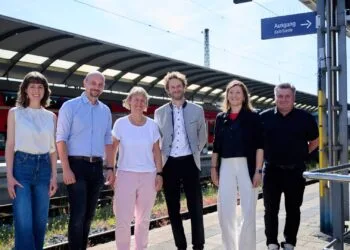 Bahnausbau in Bamberg: Grundlage für ICE-Halt und Wirtschaftsstandort 16 Trafen sich zum Austausch am Bamberger Bahnhof,
um das Projekt Bahnausbau in Bamberg voranzubringen (v.l.): Stella
Loth (Stakeholdermanagement VDE 8.1 Nürnberg – Bamberg), Nils
Pahl (Leiter Projekte VDE 8.1 Nürnberg – Bamberg), Nicole
Kumpfmüller-Böhm (Leiterin Großprojekt VDE 8.1 und Netz
Würzburg), Oberbürgermeister Sebastian M. Niedermaier,
Baureferentin Annegret Michler und Christian Treutwein (Stabstelle
Bahnausbau bei der Stadt Bamberg). Quelle: Stadt Bamberg, Sonja Seufferth