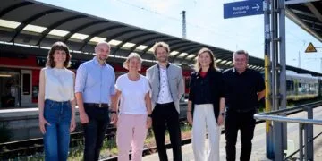 Bahnausbau in Bamberg: Grundlage für ICE-Halt und Wirtschaftsstandort 16 Trafen sich zum Austausch am Bamberger Bahnhof,
um das Projekt Bahnausbau in Bamberg voranzubringen (v.l.): Stella
Loth (Stakeholdermanagement VDE 8.1 Nürnberg – Bamberg), Nils
Pahl (Leiter Projekte VDE 8.1 Nürnberg – Bamberg), Nicole
Kumpfmüller-Böhm (Leiterin Großprojekt VDE 8.1 und Netz
Würzburg), Oberbürgermeister Sebastian M. Niedermaier,
Baureferentin Annegret Michler und Christian Treutwein (Stabstelle
Bahnausbau bei der Stadt Bamberg). Quelle: Stadt Bamberg, Sonja Seufferth