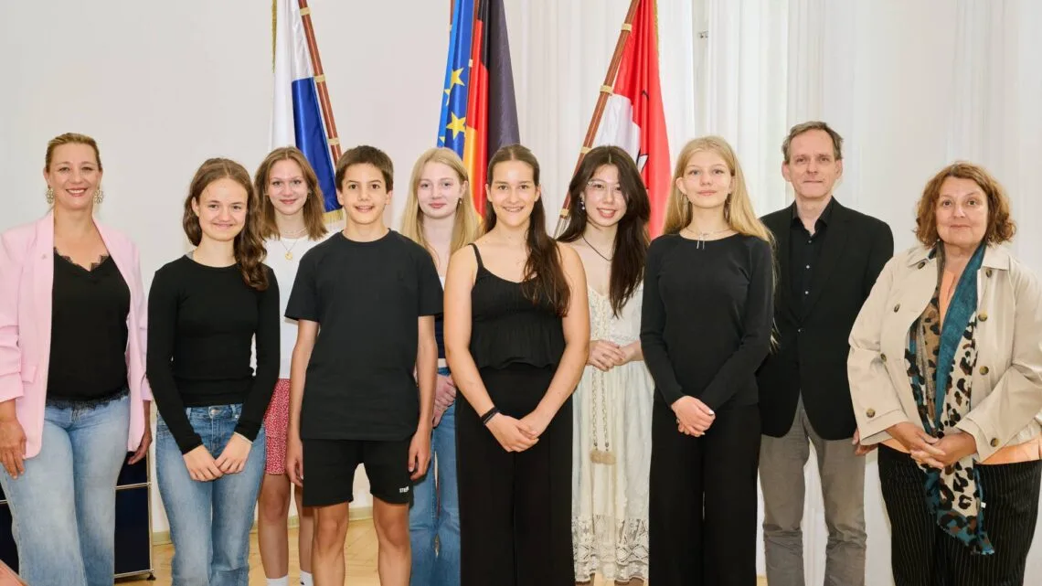 Stadt Bamberg ehrt erfolgreiche Nachwuchsmusiker 10 (v.l.n.r.) Dritte Bürgermeisterin Eva Jutzler, Luca
Pratter, Emilia Müller, Simon Danilo Resatsch, Lotte Stark, Jule
Meißner, Lea Hugel, Ilka Notter, Musikschulleiter Martin Erzfeld und
Kulturreferentin Ulrike Siebenhaar. Quelle: Jürgen Schraudner, Stadtarchiv Bamberg