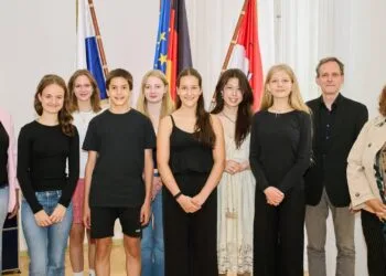 Stadt Bamberg ehrt erfolgreiche Nachwuchsmusiker 12 (v.l.n.r.) Dritte Bürgermeisterin Eva Jutzler, Luca
Pratter, Emilia Müller, Simon Danilo Resatsch, Lotte Stark, Jule
Meißner, Lea Hugel, Ilka Notter, Musikschulleiter Martin Erzfeld und
Kulturreferentin Ulrike Siebenhaar. Quelle: Jürgen Schraudner, Stadtarchiv Bamberg