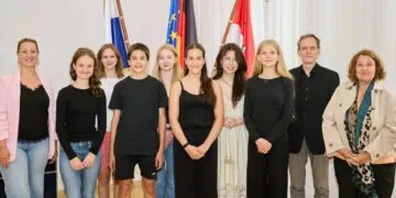 Stadt Bamberg ehrt erfolgreiche Nachwuchsmusiker 14 (v.l.n.r.) Dritte Bürgermeisterin Eva Jutzler, Luca
Pratter, Emilia Müller, Simon Danilo Resatsch, Lotte Stark, Jule
Meißner, Lea Hugel, Ilka Notter, Musikschulleiter Martin Erzfeld und
Kulturreferentin Ulrike Siebenhaar. Quelle: Jürgen Schraudner, Stadtarchiv Bamberg