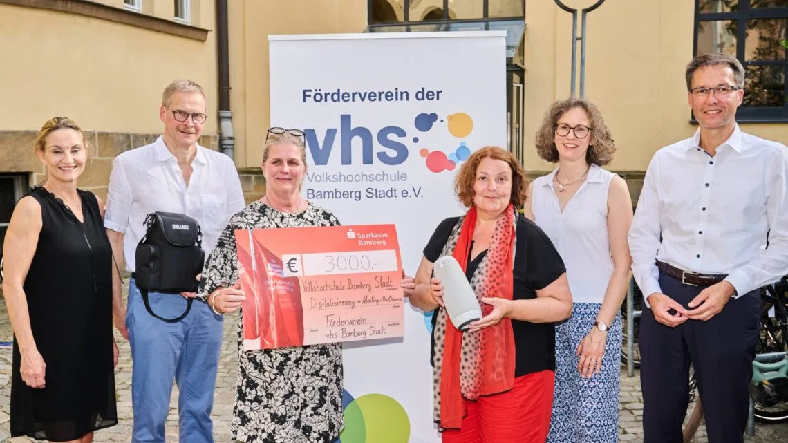 Freuen sich über die neue Konferenz-Owl (v.l.): die
beiden stellvertretenden Vorsitzenden Marion Zachert und Prof. Dr.
Georg Pistorius, VHS-Leiterin Dr. Anna Scherbaum, Vorsitzende Ulrike
3
Siebenhaar, Schriftführerin Andrea Grodel und Schatzmeister Thomas
Schmidt. Quelle: Stadtarchiv Bamberg, Jürgen Schraudner