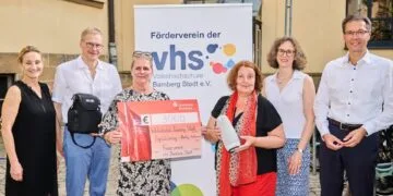 Förderverein stärkt digitale Bildung an der VHS Bamberg Stadt 12 Freuen sich über die neue Konferenz-Owl (v.l.): die
beiden stellvertretenden Vorsitzenden Marion Zachert und Prof. Dr.
Georg Pistorius, VHS-Leiterin Dr. Anna Scherbaum, Vorsitzende Ulrike
3
Siebenhaar, Schriftführerin Andrea Grodel und Schatzmeister Thomas
Schmidt. Quelle: Stadtarchiv Bamberg, Jürgen Schraudner