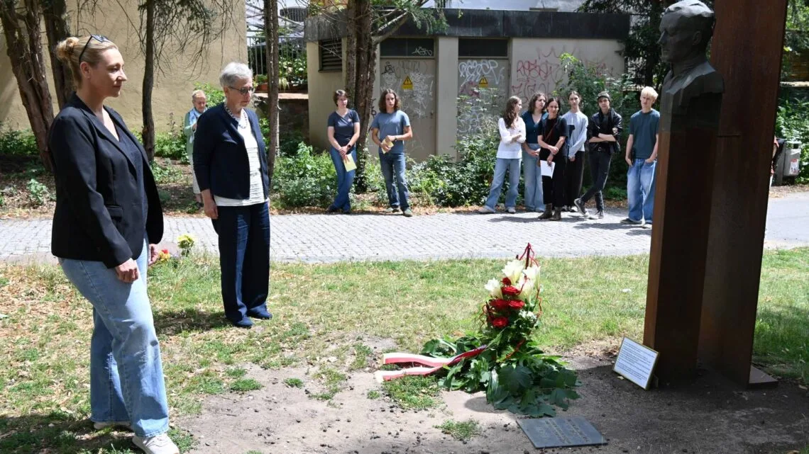 Bamberg erinnert an Widerstand und Zivilcourage gegen das NS-Regime 10 Dritte Bürgermeisterin Eva Jutzler (vorne) und
Mechthildis Boksch von der Willy-Aron-Gesellschaft beim Gedenken
vor der mit einem Kranz geschmückten Büste von Claus Graf Schenk
von Stauffenberg. Quelle: Stadt Bamberg, Gerhard Beck