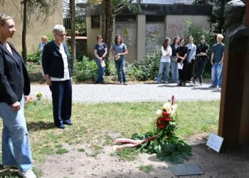 Dritte Bürgermeisterin Eva Jutzler (vorne) und
Mechthildis Boksch von der Willy-Aron-Gesellschaft beim Gedenken
vor der mit einem Kranz geschmückten Büste von Claus Graf Schenk
von Stauffenberg. Quelle: Stadt Bamberg, Gerhard Beck