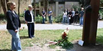 Bamberg erinnert an Widerstand und Zivilcourage gegen das NS-Regime 12 Dritte Bürgermeisterin Eva Jutzler (vorne) und
Mechthildis Boksch von der Willy-Aron-Gesellschaft beim Gedenken
vor der mit einem Kranz geschmückten Büste von Claus Graf Schenk
von Stauffenberg. Quelle: Stadt Bamberg, Gerhard Beck