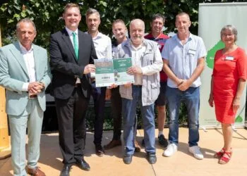 Stadt Bamberg erhält Bayerischen Biodiversitätspreis 12 Umweltminister Thorsten Glauber mit
Bürgermeister Jonas Glüsenkamp (v.l.), den Beteiligten des Projektes
des „ökologischen Grünflächenmanagements Straßenränder auf
Terrassensand“ und Ulrike Strohmeier, Vorständin des Bayerischen
Naturschutzfonds (r.). Quelle: Bayerisches Staatsministerium für Umwelt- und
Verbraucherschutz (STMUV)