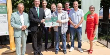 Stadt Bamberg erhält Bayerischen Biodiversitätspreis 13 Umweltminister Thorsten Glauber mit
Bürgermeister Jonas Glüsenkamp (v.l.), den Beteiligten des Projektes
des „ökologischen Grünflächenmanagements Straßenränder auf
Terrassensand“ und Ulrike Strohmeier, Vorständin des Bayerischen
Naturschutzfonds (r.). Quelle: Bayerisches Staatsministerium für Umwelt- und
Verbraucherschutz (STMUV)