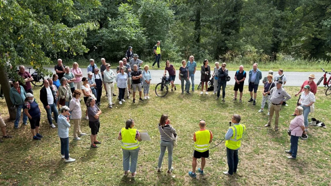 Bamberg: Mit dem Rad auf den Spuren des Tiefensammlers 10 Bürgerinnen und Bürger nutzten die Gelegenheit, im Rahmen von
„Bamberg on tour“ Informationen aus erster Hand über den
Tiefensammler zu bekommen.
2: Eine Stele an der Europabrücke informiert über das
Infrastrukturprojekt. Quelle: Stadt Bamberg, Gerhard Beck