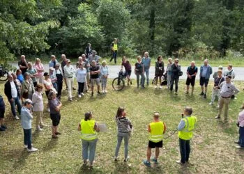 Bamberg: Mit dem Rad auf den Spuren des Tiefensammlers 16 Bürgerinnen und Bürger nutzten die Gelegenheit, im Rahmen von
„Bamberg on tour“ Informationen aus erster Hand über den
Tiefensammler zu bekommen.
2: Eine Stele an der Europabrücke informiert über das
Infrastrukturprojekt. Quelle: Stadt Bamberg, Gerhard Beck